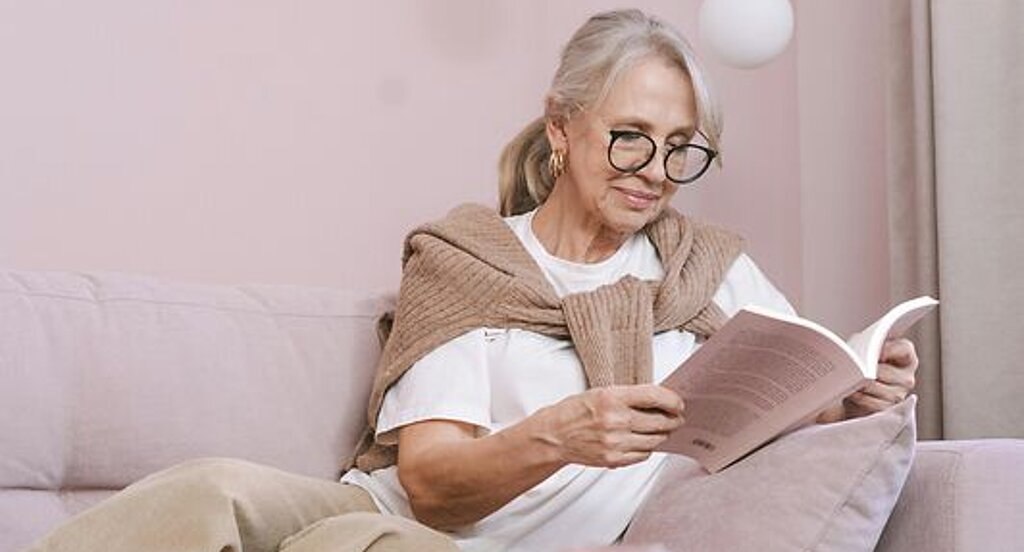 Frau ließt ein Buch.
